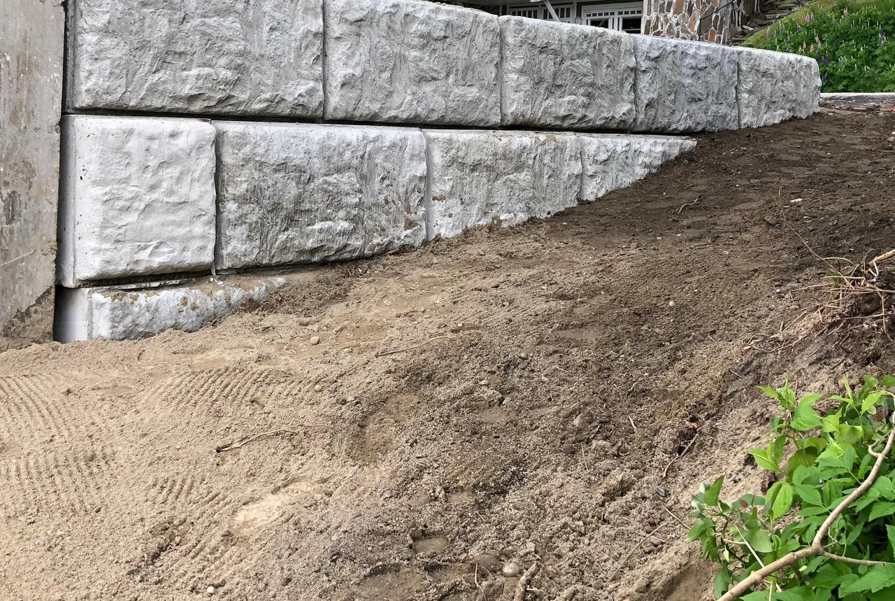 Retaining wall contractor